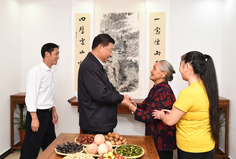 　　9月16日至18日，中共中央總書記、國家主席、中央軍委主席習近平在河南考察。這是16日下午，習近平在信陽市新縣田鋪鄉田鋪大塆“老家寒舍”民宿店，同店主一家親切交談。 新華社記者 謝環馳 攝