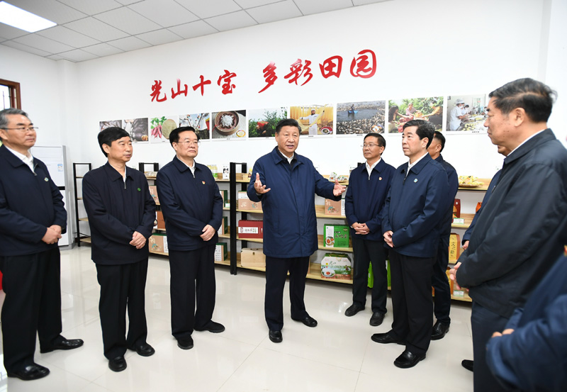 9月16日至18日，中共中央總書記、國家主席、中央軍委主席習近平在河南考察。這是17日上午，習近平在信陽市光山縣文殊鄉東岳村文化接待中心，了解光山縣脫貧工作和中辦在光山縣扶貧工作情況。新華社記者 謝環馳 攝