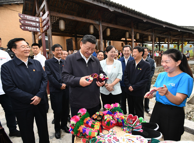 　　9月16日至18日，中共中央總書記、國家主席、中央軍委主席習近平在河南考察。這是16日下午，習近平在信陽市新縣田鋪鄉田鋪大塆考察調研。 新華社記者 謝環馳 攝