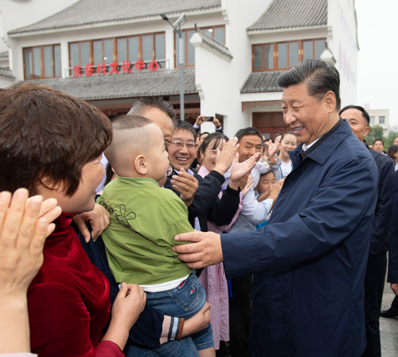 9月16日至18日，中共中央總書記、國家主席、中央軍委主席習近平在河南考察。這是17日上午，習近平在信陽市光山縣文殊鄉東岳村同鄉親們親切交流，祝愿鄉親們生活芝麻開花節節高。新華社記者 謝環馳 攝