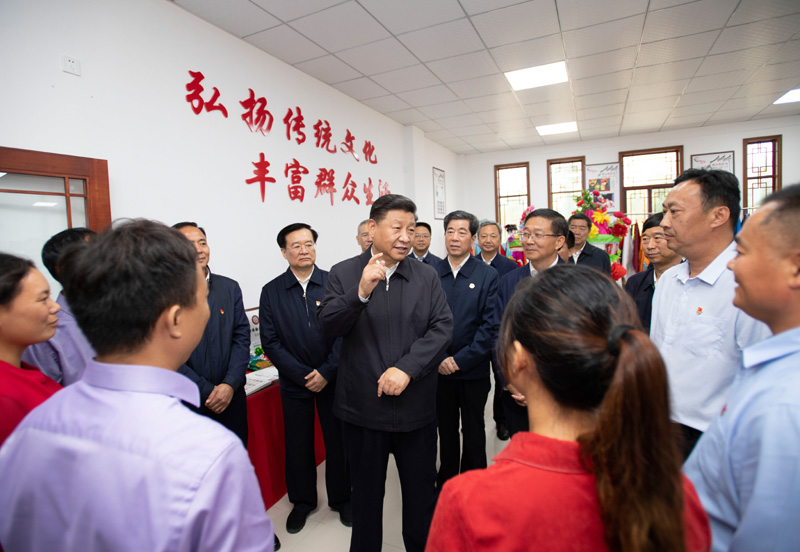 9月16日至18日，中共中央總書記、國家主席、中央軍委主席習近平在河南考察。這是17日上午，習近平在信陽市光山縣文殊鄉東岳村文化接待中心，同當地脫貧致富帶頭人親切交流，勉勵他們帶動更多鄉親們致富。新華社記者 謝環馳 攝