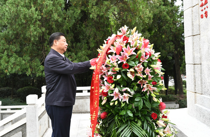 　　9月16日至18日，中共中央總書記、國家主席、中央軍委主席習近平在河南考察。這是16日下午，習近平來到位于信陽市新縣的鄂豫皖蘇區首府烈士陵園，瞻仰革命烈士紀念碑，向革命先烈敬獻花籃。 新華社記者 謝環馳 攝