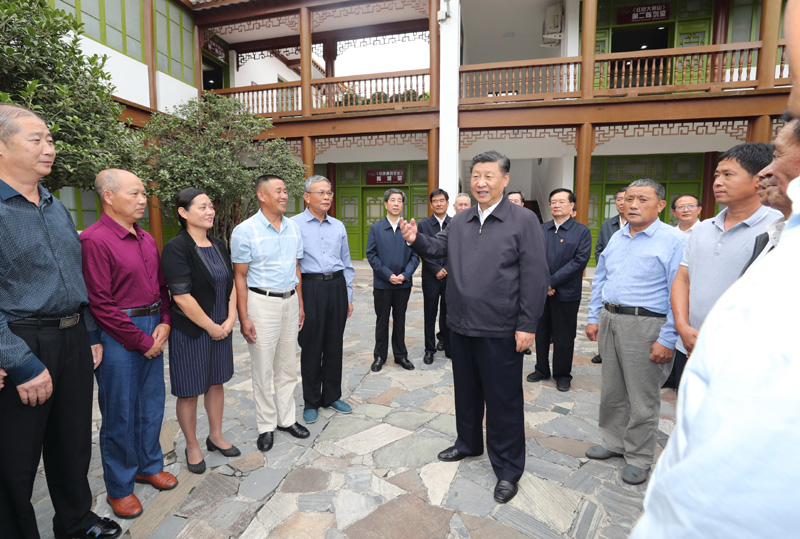 　　9月16日至18日，中共中央總書記、國家主席、中央軍委主席習近平在河南考察。這是16日下午，習近平在位于信陽市新縣的鄂豫皖蘇區首府革命博物館，同當地紅軍后代、革命烈士家屬代表親切交談。 新華社記者 鞠鵬 攝