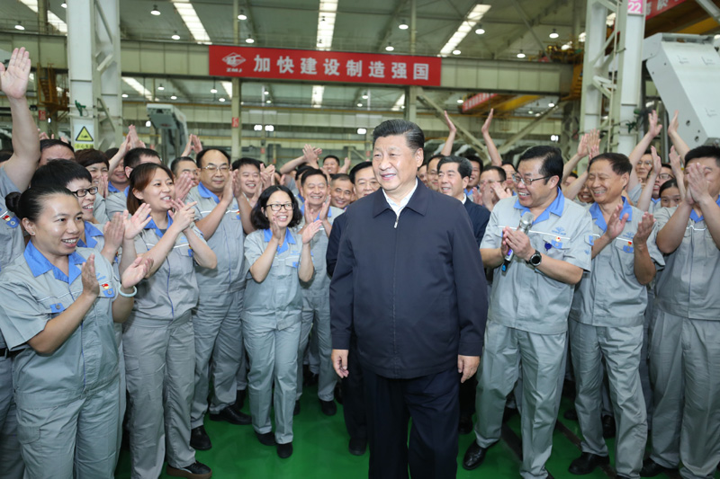9月16日至18日，中共中央總書記、國家主席、中央軍委主席習近平在河南考察。這是17日下午，習近平在鄭州煤礦機械集團股份有限公司總裝車間同工人們親切交流，鼓勵他們加強自主創新，爭創發展戰略優勢。新華社記者 鞠鵬 攝
