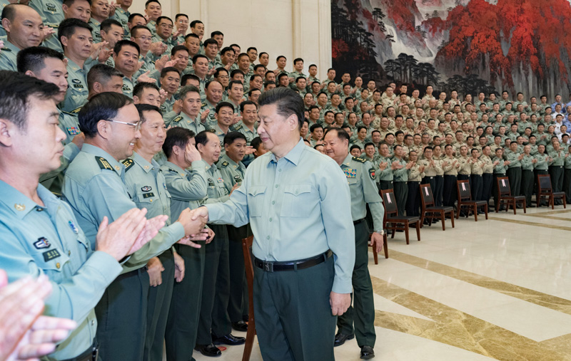 9月16日至18日，中共中央總書記、國家主席、中央軍委主席習近平在河南考察。這是18日上午，習近平在鄭州親切接見駐河南部隊副師職以上領導干部和團級單位主官，代表黨中央和中央軍委向駐河南部隊全體官兵致以誠摯問候。新華社記者 李剛 攝