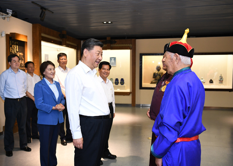 7月15日至16日，中共中央總書記、國家主席、中央軍委主席習近平在內蒙古考察并指導開展“不忘初心、牢記使命”主題教育。這是15日上午，習近平在赤峰博物館同古典民族史詩《格薩（斯）爾》非物質文化遺產傳承人親切交談。