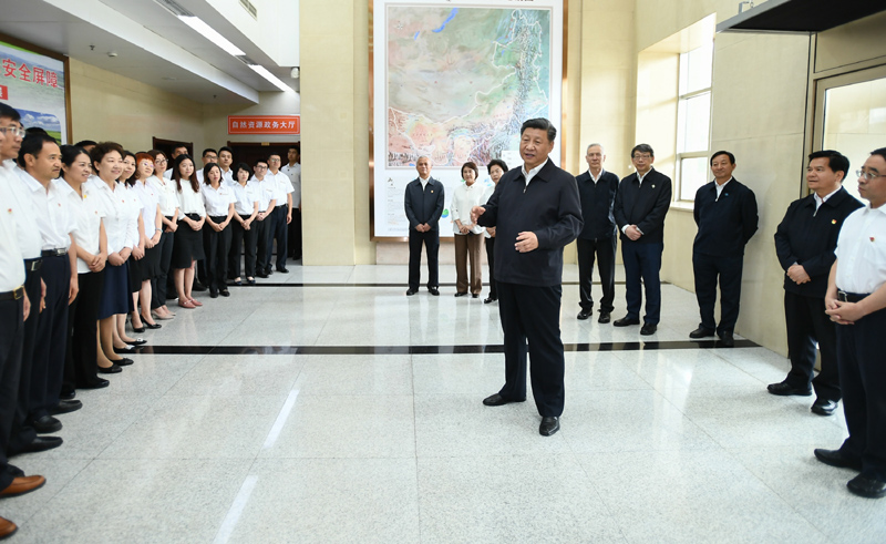 7月15日至16日，中共中央總書記、國家主席、中央軍委主席習近平在內蒙古考察并指導開展“不忘初心、牢記使命”主題教育。這是16日上午，習近平到內蒙古自治區自然資源廳，實地調研指導開展“不忘初心、牢記使命”主題教育。