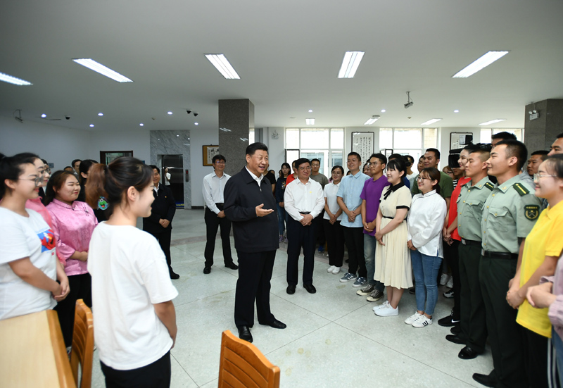 7月15日至16日，中共中央總書記、國家主席、中央軍委主席習近平在內蒙古考察并指導開展“不忘初心、牢記使命”主題教育。這是16日上午，習近平在內蒙古大學圖書館同學生們親切交談，勉勵他們志存高遠、腳踏實地、發奮圖強。