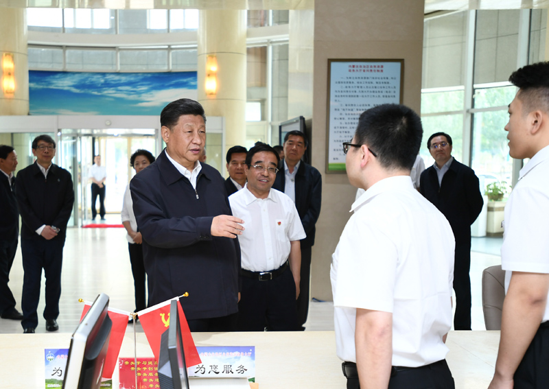 7月15日至16日，中共中央總書記、國家主席、中央軍委主席習近平在內蒙古考察并指導開展“不忘初心、牢記使命”主題教育。這是16日上午，習近平在內蒙古自治區自然資源廳自然資源政務大廳同工作人員交談，了解開展主題教育和落實便捷高效政務服務等情況。