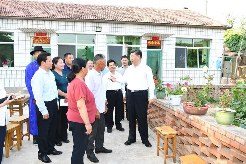 7月15日至16日，中共中央總書記、國家主席、中央軍委主席習近平在內蒙古考察并指導開展“不忘初心、牢記使命”主題教育。這是15日下午，習近平在赤峰市喀喇沁旗河南街道馬鞍山村村民張國利家，同基層干部群眾代表親切交流。