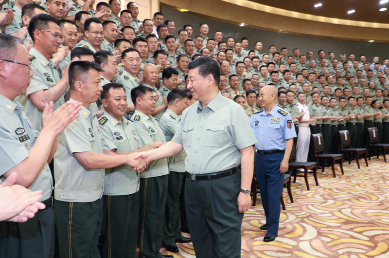 7月15日至16日，中共中央總書記、國家主席、中央軍委主席習近平在內蒙古考察并指導開展“不忘初心、牢記使命”主題教育。這是16日上午，習近平在呼和浩特親切接見駐內蒙古部隊副師職以上領導干部和團級單位主官，代表黨中央和中央軍委向駐內蒙古部隊全體官兵致以誠摯問候。