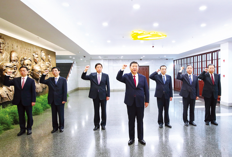 　2017年10月31日，中共中央總書記、國家主席、中央軍委主席習近平帶領中共中央政治局常委李克強、栗戰書、汪洋、王滬寧、趙樂際、韓正，瞻仰上海中共一大會址和浙江嘉興南湖紅船。這是31日上午，在上海中共一大會址紀念館，習近平帶領其他中共中央政治局常委同志一起重溫入黨誓詞。 新華社記者 蘭紅光/攝