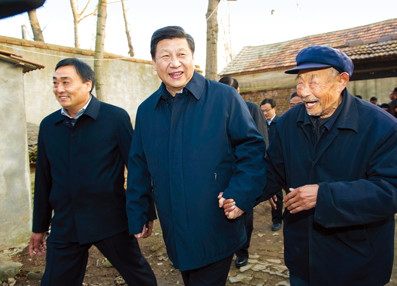 　2013年11月24日至28日，中共中央總書記、國家主席、中央軍委主席習近平在山東考察。 這是25日下午，習近平在地處沂蒙老區的臨沭縣曹莊鎮朱村親切地拉著83歲的“老支前”王克昌的手去他家看望。 新華社記者 謝環馳/攝