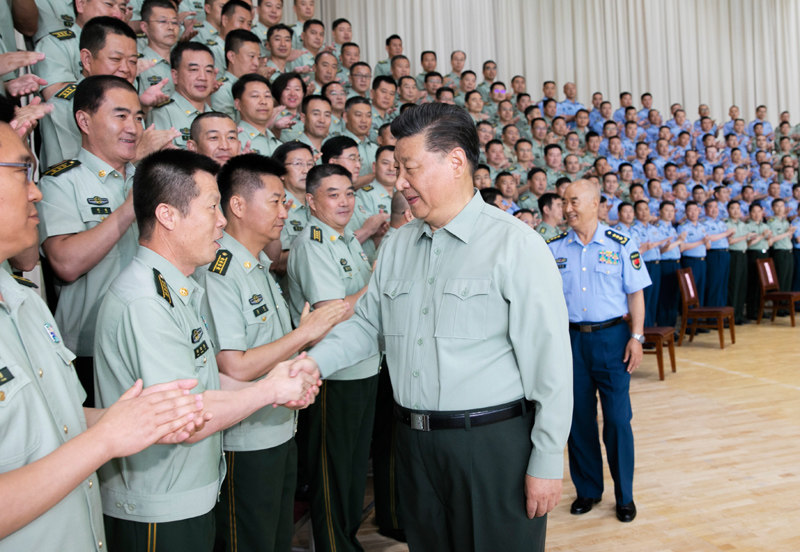 8月22日，中共中央總書記、國家主席、中央軍委主席習近平到空軍某基地視察。這是習近平親切接見駐甘肅部隊副師職以上領導干部和團級單位主官。
