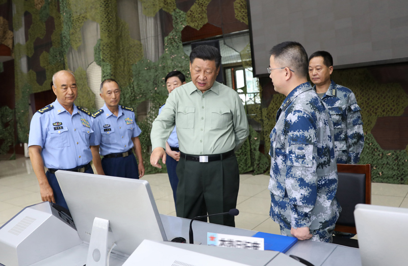 8月22日，中共中央總書記、國家主席、中央軍委主席習近平到空軍某基地視察。這是習近平察看基地作戰指揮中心，了解戰備值班和訓練情況。