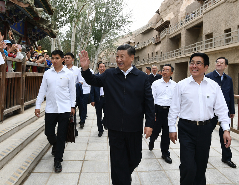 8月19日至22日，中共中央總書記、國家主席、中央軍委主席習近平在甘肅考察。這是19日下午，習近平在敦煌莫高窟考察調研時，向正在參觀的游客親切招手致意。