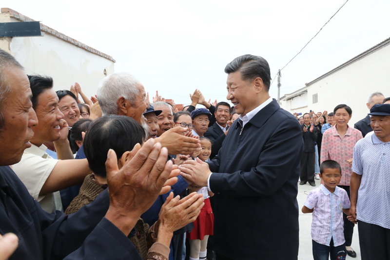 8月19日至22日，中共中央總書記、國家主席、中央軍委主席習近平在甘肅考察。這是21日上午，習近平在武威市古浪縣黃花灘生態移民區富民新村同村民親切交談。