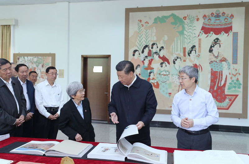 8月19日至22日，中共中央總書記、國家主席、中央軍委主席習近平在甘肅考察。這是19日下午，習近平在敦煌研究院察看珍藏文物和學術成果展示，了解文物保護和研究、弘揚優秀歷史文化情況。