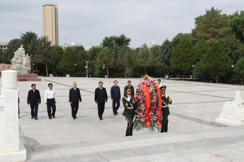 8月19日至22日，中共中央總書記、國家主席、中央軍委主席習近平在甘肅考察。這是20日上午，習近平來到張掖市高臺縣，瞻仰中國工農紅軍西路軍紀念碑，向革命先烈敬獻花籃。