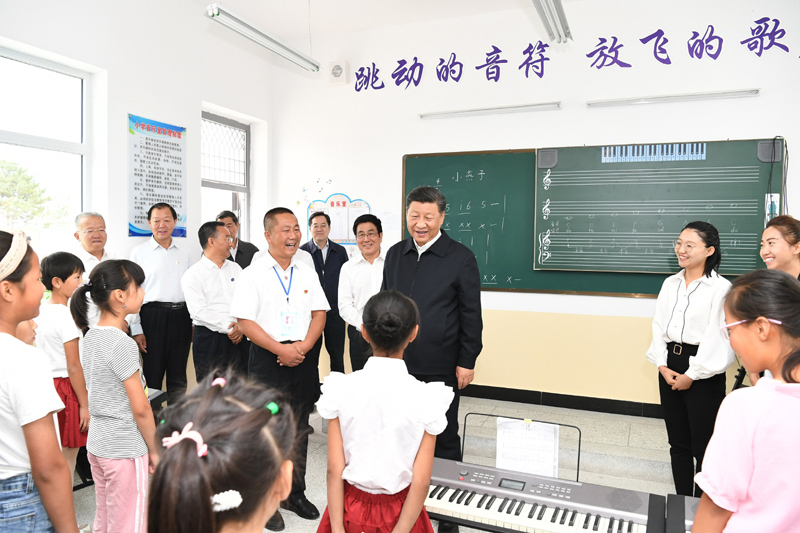 8月19日至22日，中共中央總書記、國家主席、中央軍委主席習近平在甘肅考察。這是21日上午，習近平在武威市古浪縣黃花灘生態移民區富民新村富民小學的音樂教室，認真觀看正在進行的音樂課教學。