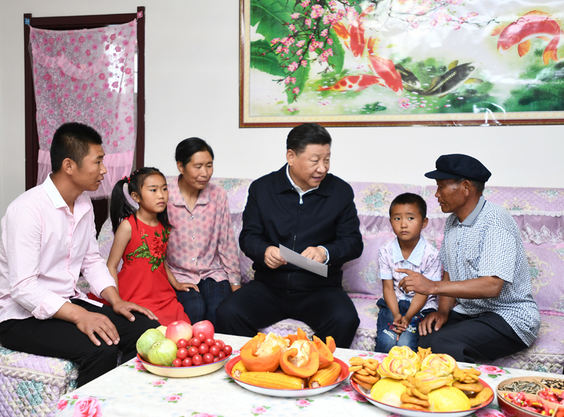 8月19日至22日，中共中央總書記、國家主席、中央軍委主席習近平在甘肅考察。這是21日上午，習近平在武威市古浪縣黃花灘生態移民區富民新村村民李應川家，同李應川一家拉家常。