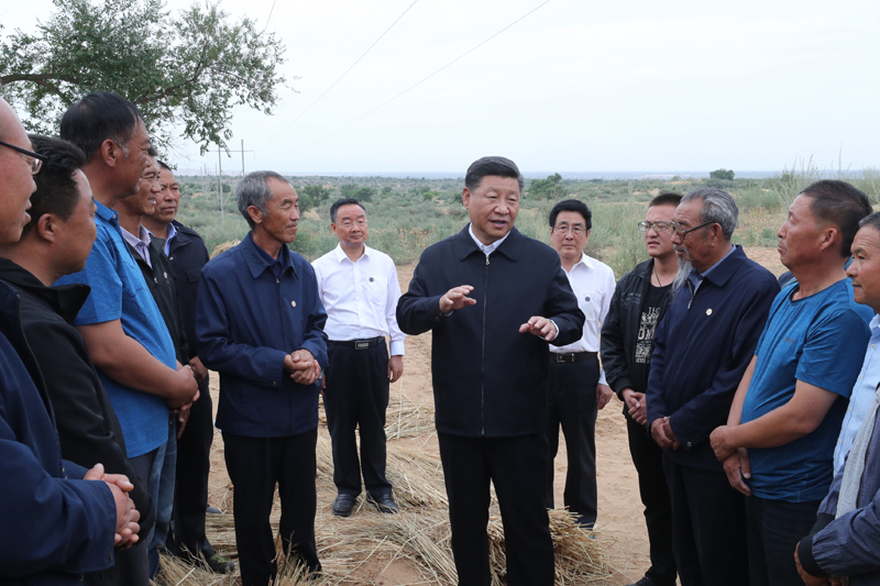 8月19日至22日，中共中央總書記、國家主席、中央軍委主席習近平在甘肅考察。這是21日上午，習近平在武威市古浪縣八步沙林場同“六老漢”代表及林場職工親切交談。