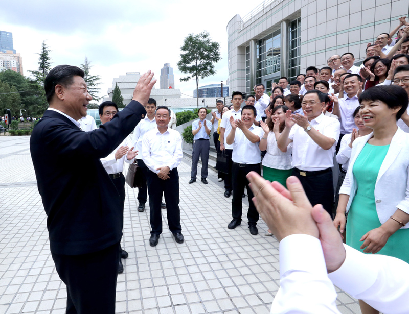 8月19日至22日，中共中央總書記、國家主席、中央軍委主席習近平在甘肅考察。這是21日下午，習近平在讀者出版集團有限公司同工作人員親切交談。