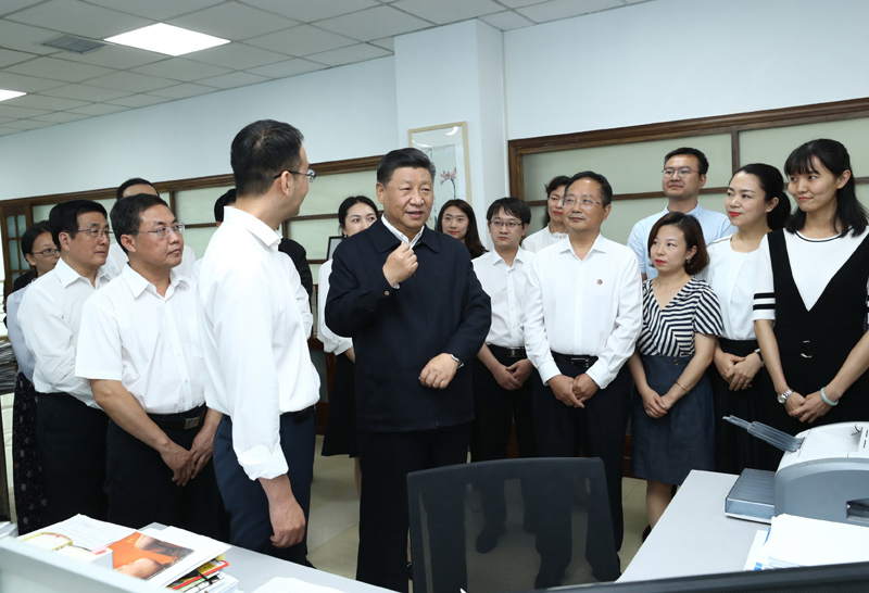 8月19日至22日，中共中央總書記、國家主席、中央軍委主席習近平在甘肅考察。這是21日下午，習近平在《讀者》編輯部同工作人員交流，勉勵他們為人民提供更多優秀精神食糧。