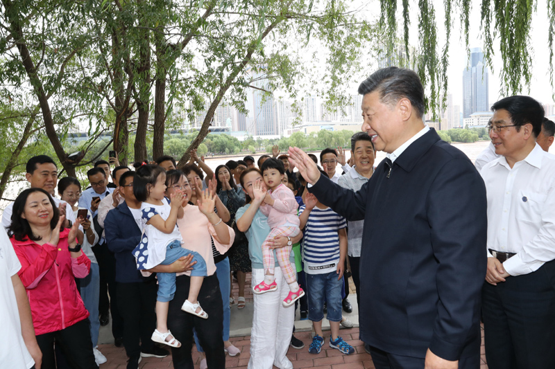 8月19日至22日，中共中央總書記、國家主席、中央軍委主席習近平在甘肅考察。這是21日下午，習近平在蘭州市黃河治理蘭鐵泵站項目點同正在休閑的群眾親切交談。