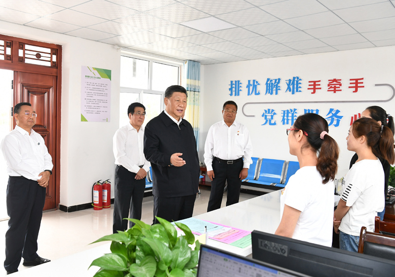 8月19日至22日，中共中央總書記、國家主席、中央軍委主席習近平在甘肅考察。這是21日上午，習近平在武威市古浪縣黃花灘生態移民區富民新村黨群服務中心考察。